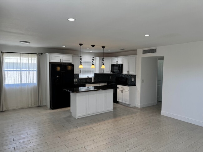 Foto del edificio - 669 Monaco Ct