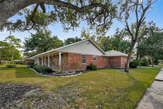 Building Photo - 5215 Stillbrooke Dr