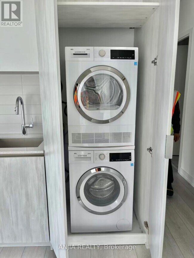 Photo du bâtiment - 5858 Yonge St