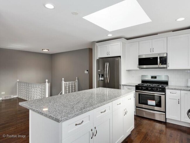 Foto del edificio - 4 bedroom in Homewood IL 60430