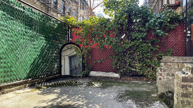 patio interior - 215 E 88th St