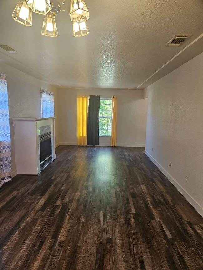 Building Photo - Greenley Oaks Townhome