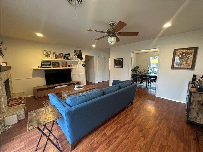 Foto del edificio - 1908 Pompton Dr