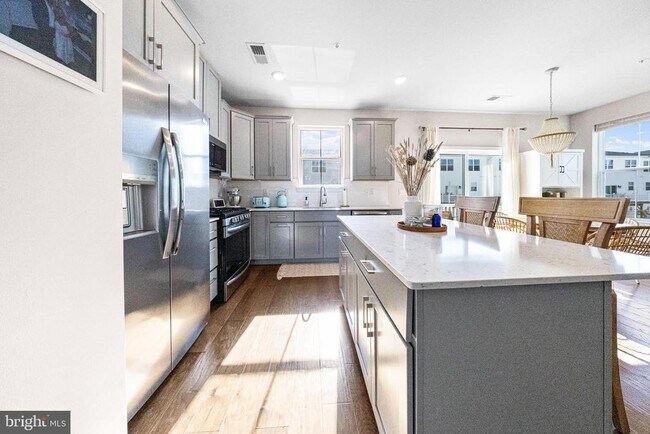 Building Photo - 973 Skylar Ct.