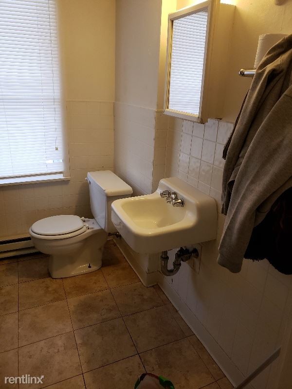 Building Photo - 3 br, 1 bath Apartment - 582 Main Street