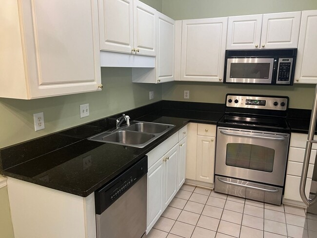 Building Photo - 1 Bedroom, 1 Bath, Unfurnished Condo with ...