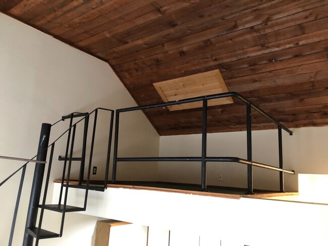 Foto del edificio - Bungalow with Private Fenced Back Yard. Wa...
