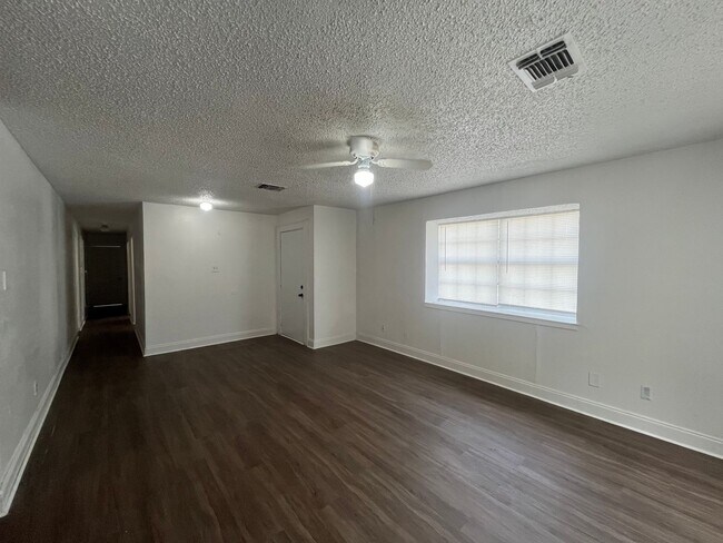 Foto del edificio - 401 Riverdale Dr
