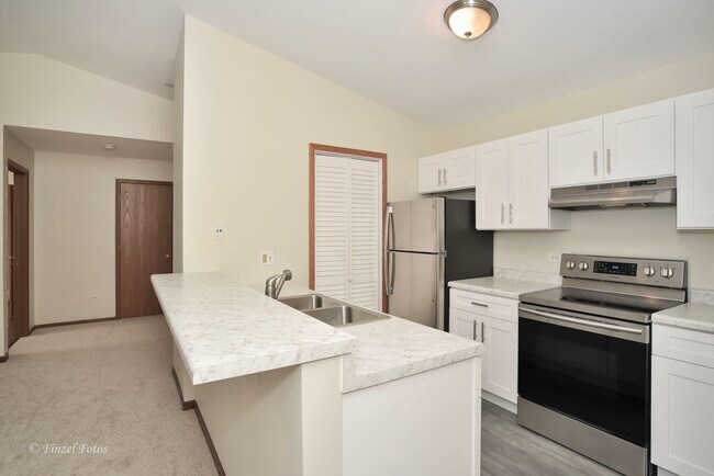 Foto del edificio - Remodeled Apartment in Desirable Lake in t...