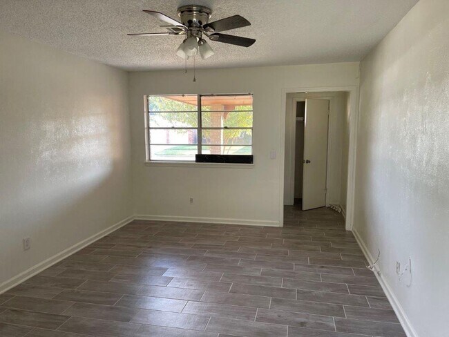 Foto del edificio - 3  bed 1.5 baths, 1 car garage, large fenc...