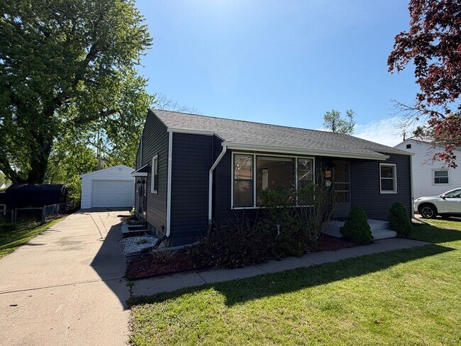 Foto del edificio - $1,450 | 2 Bedroom 1 Bath Home | Washer & Dryer | Garage