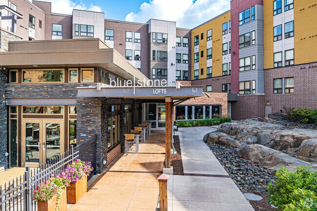 Entrada - BlueStone Lofts