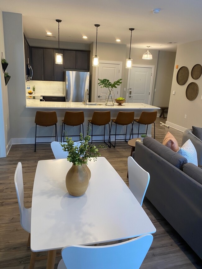 Building Photo - Bright and Airy 2 Bedroom Corner Unit