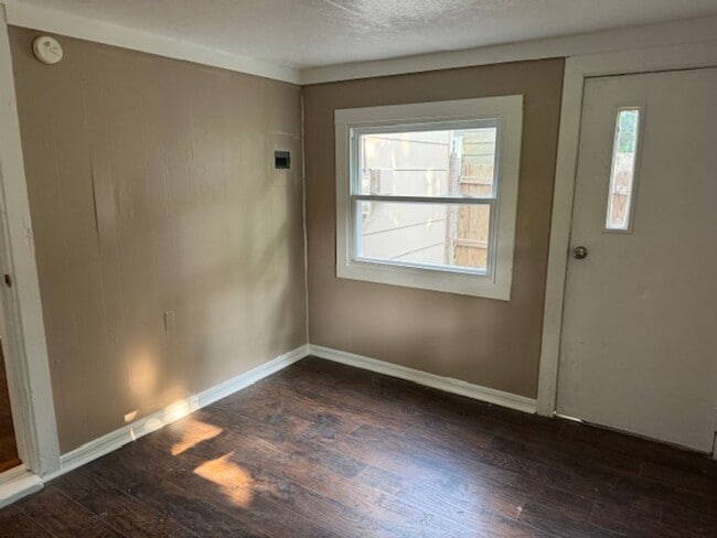 Building Photo - 1615 S Oak Ave