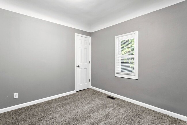 Building Photo - 3 Bedroom 1.5 Bath single Family