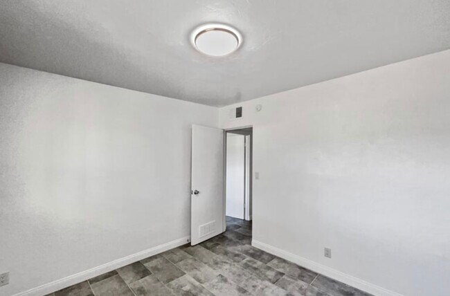 Building Photo - 2133 S Avenida Del Sol