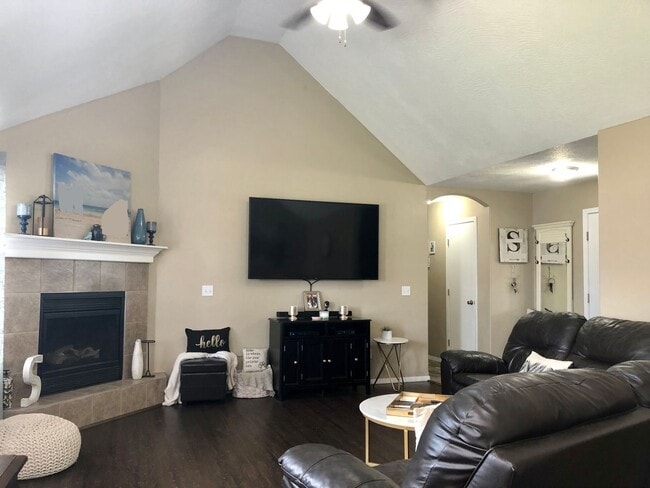 Building Photo - Republic Schools - Gorgeous 4 Bed 2 Bath 2 Car Garage For Rent