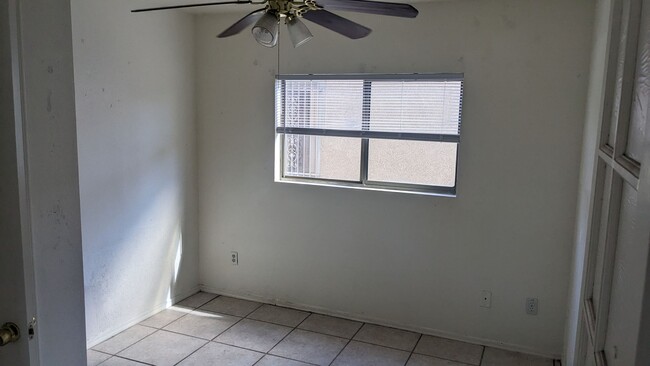 Foto del edificio - Large 4 Bedroom- A/C- All Ceramic Tile- Wo...