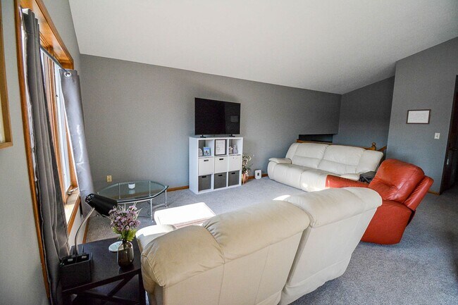 Foto del edificio - Bright 4BR on Corner Lot in SW Rochester