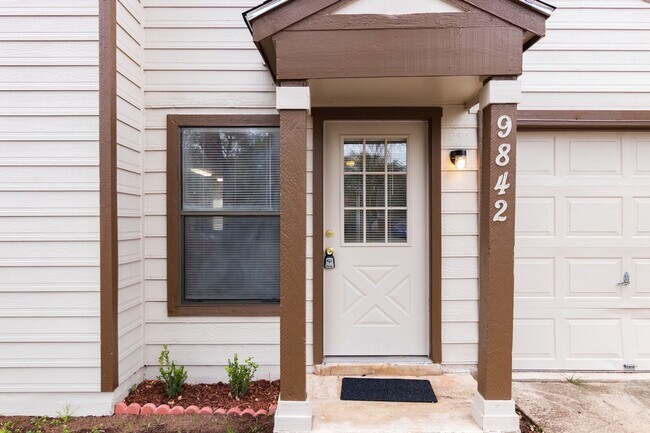Building Photo - CUTE SMALL HOME 2/1/1