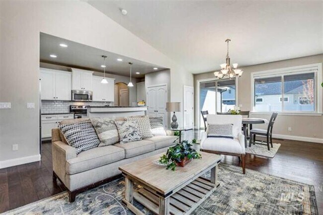 Building Photo - 514 N Vandries Way