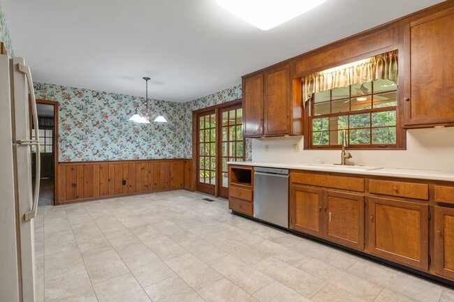 Building Photo - 819 Lake Ridge Dr