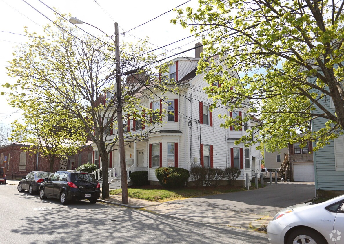 2325 Cushing St, Waltham, MA 02453 Apartments in Waltham, MA