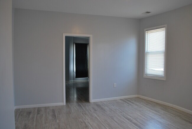 Building Photo - 473 Avon Ave