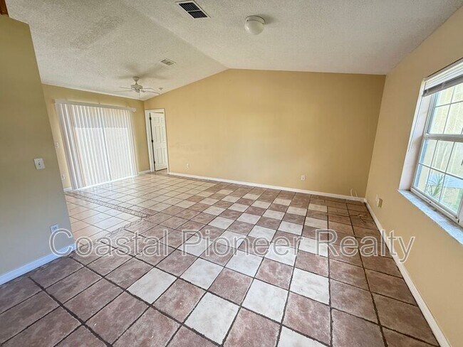Foto del edificio - 724 Versailles Ln