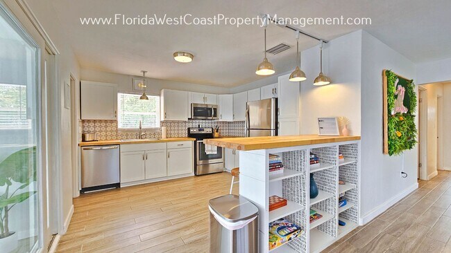 Foto del edificio - LOVELY FURNISHED 3 BED/1 BATH ALL TILE HOM...