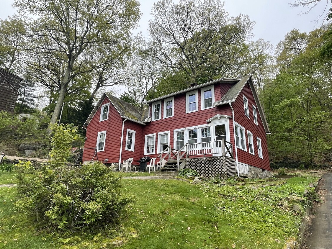 118 Hillside Ave Unit 2, Shelton, CT 06484 Room for Rent in Shelton