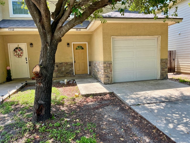 Building Photo - Charming 3 Bedroom Townhome Near Medical Center and Ingram Park