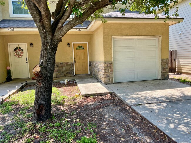 Foto del edificio - Charming 3 Bedroom Townhome Near Medical Center and Ingram Park