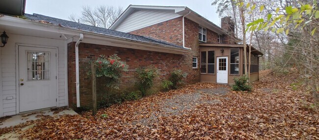 Foto del edificio - Large Executive Rental on 2.99 acres