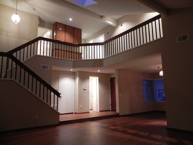 Foto del edificio - 4 Bed/2.5 Bath Spacious Two Story Home at ...