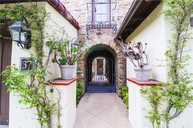 Building Photo - 37 View Terrace