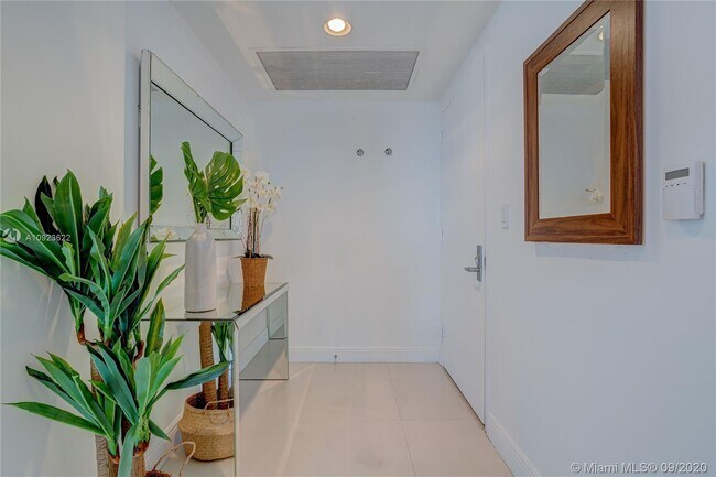 Building Photo - 475 Brickell Ave