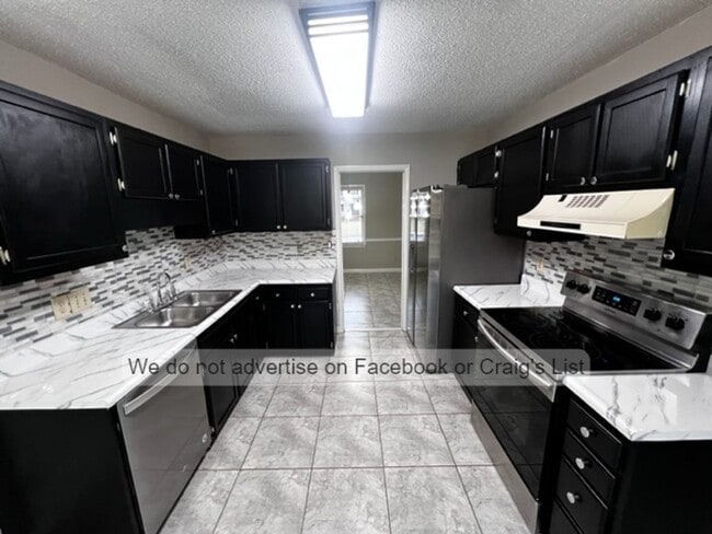 Building Photo - Arran Lakes West- Lakeway Drive