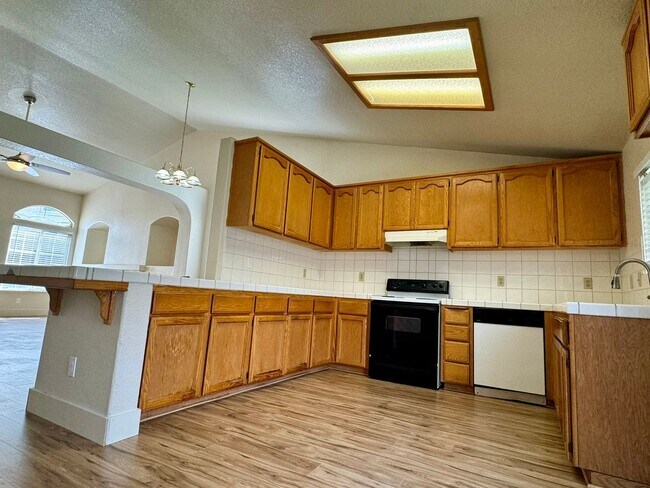 Building Photo - 4 bed, 3 bath, 3 car garage, backyard, gre...