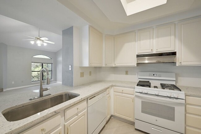Building Photo - Luxury, Open Space Condo with Wooded Views...