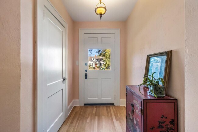 Building Photo - 821 Ingleside Ave