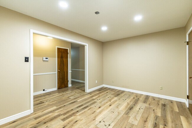 Building Photo - Spacious 3 bedroom with an office!