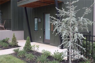 Building Photo - 2085 E Roe Ter