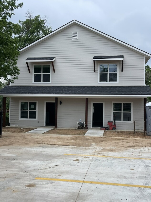 Foto principal - 3 bedroom 3 bath NEW CONSTRUCTION close to...