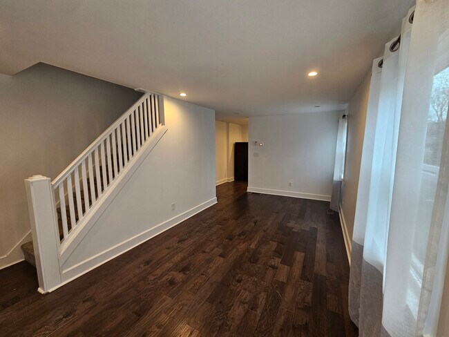 Building Photo - 3201 Sutherland Ave