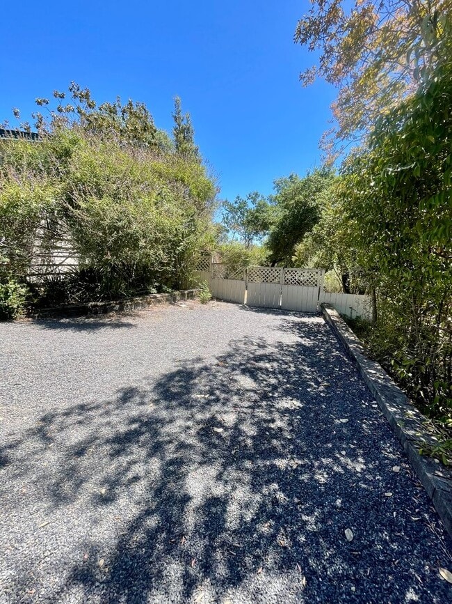 Foto del edificio - $3,900/month – Rare Country Feel on an Expansive Lot in One of Santa Rosa's Desirable Neighborhoods!