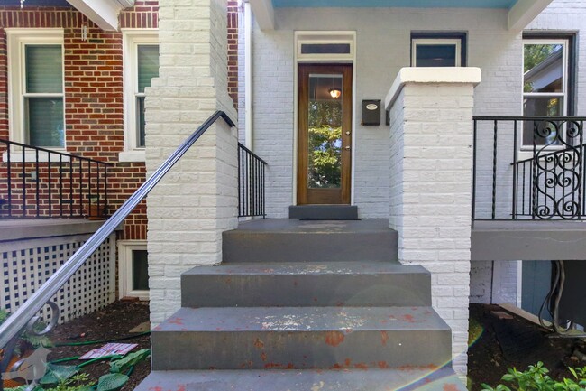 Building Photo - 1825 Burke St SE