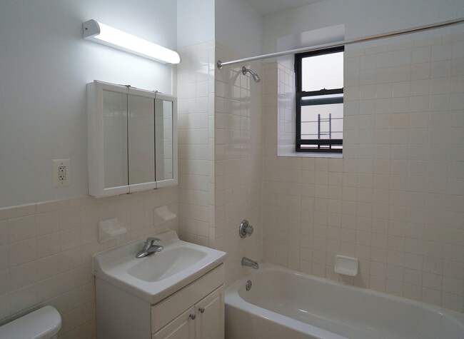 Foto del edificio - Stabilized Crown Heights  STUDIO