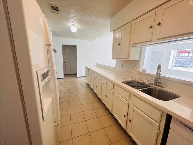 Foto del edificio - 10502 Long River Dr