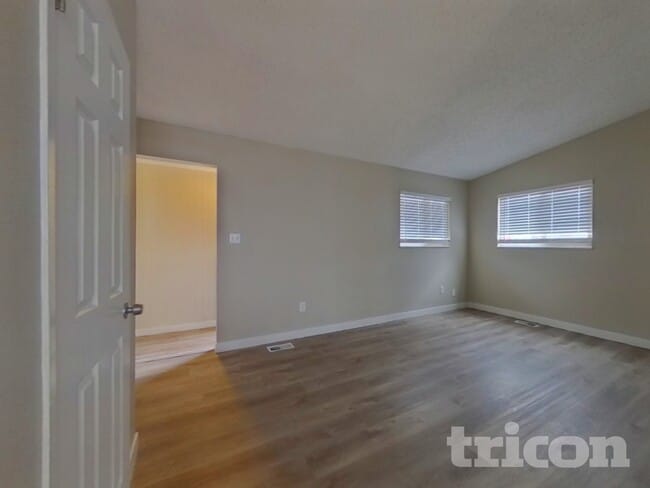Building Photo - 3127 Moonbeam Cir S